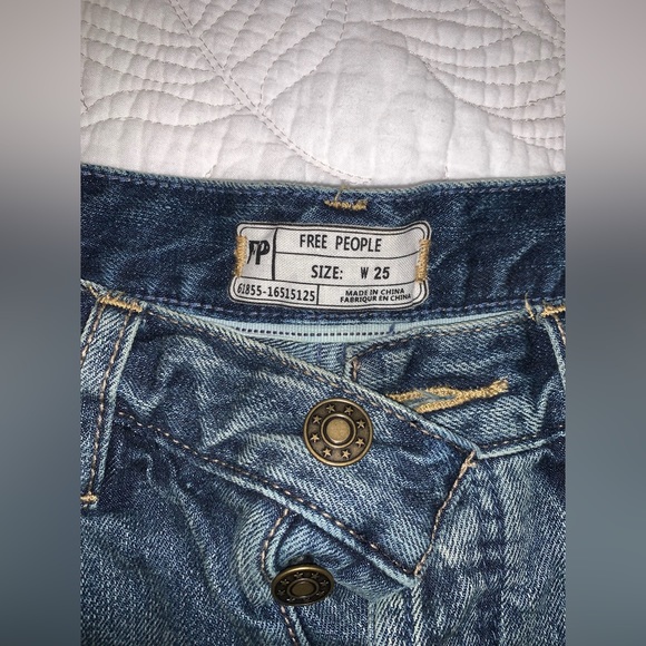 Free People Boho High-Waisted Frayed Cutoff Denim Festival Jean Shorts 25 NWT - Picture 3 of 5